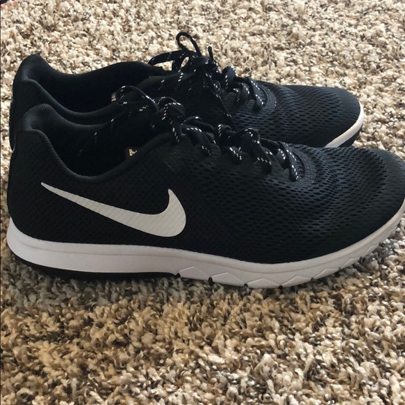le scarpe nike in bianco e nero per le donne poshmark le scarpe nike in bianco e nero per le donne poshmark